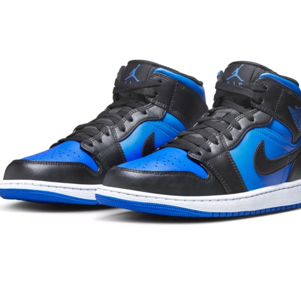 Jordan Mids in pre-owned condition. 
Royal blue and black.
Mens 7.5